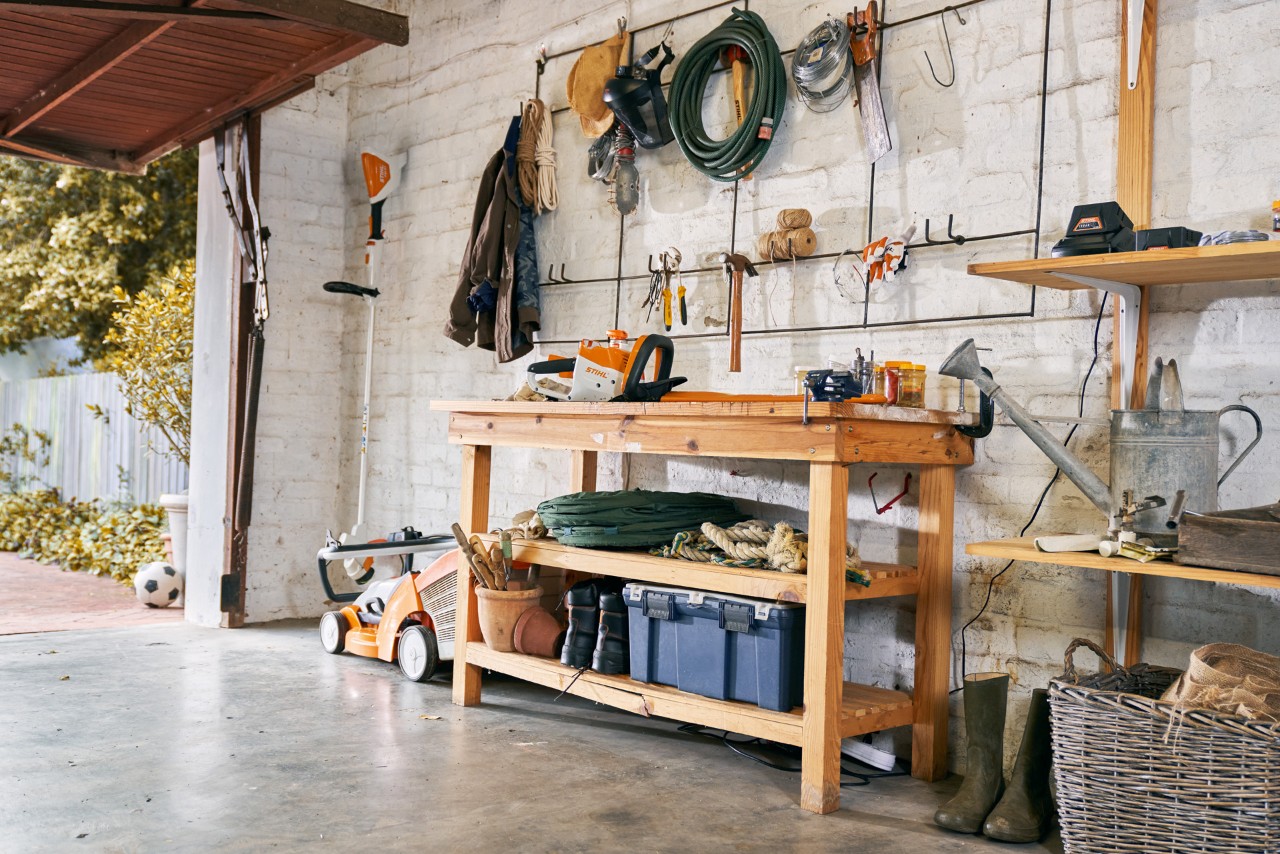 Les outils de jardin STIHL sont entreposés dans un garage privé.