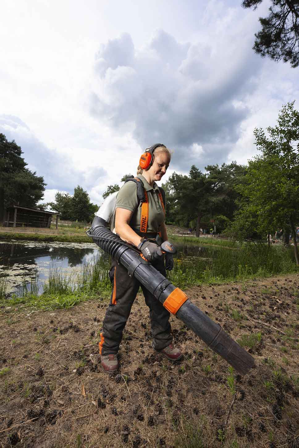 Astrid avec un souffleur de feuille au parc Beekse Bergen