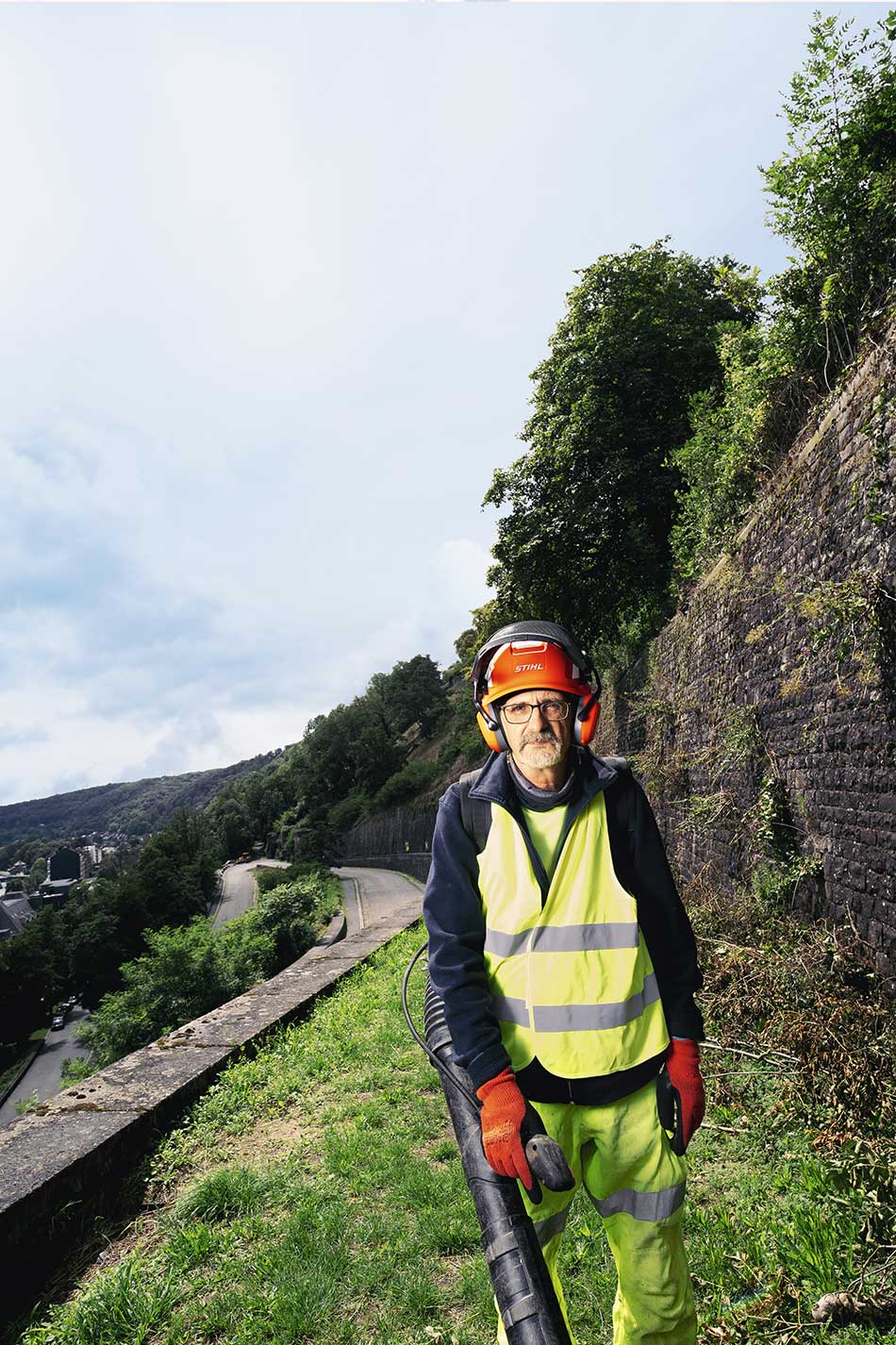 Bernard utilise un souffleur de feuilles à la Citadelle de Namur