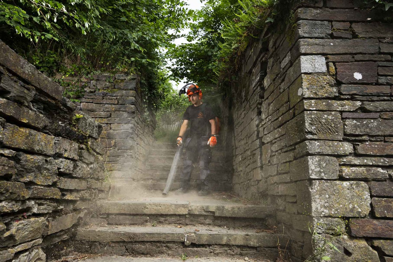 Utilisation d'un souffleur sur le site de l'Abbaye de Villers