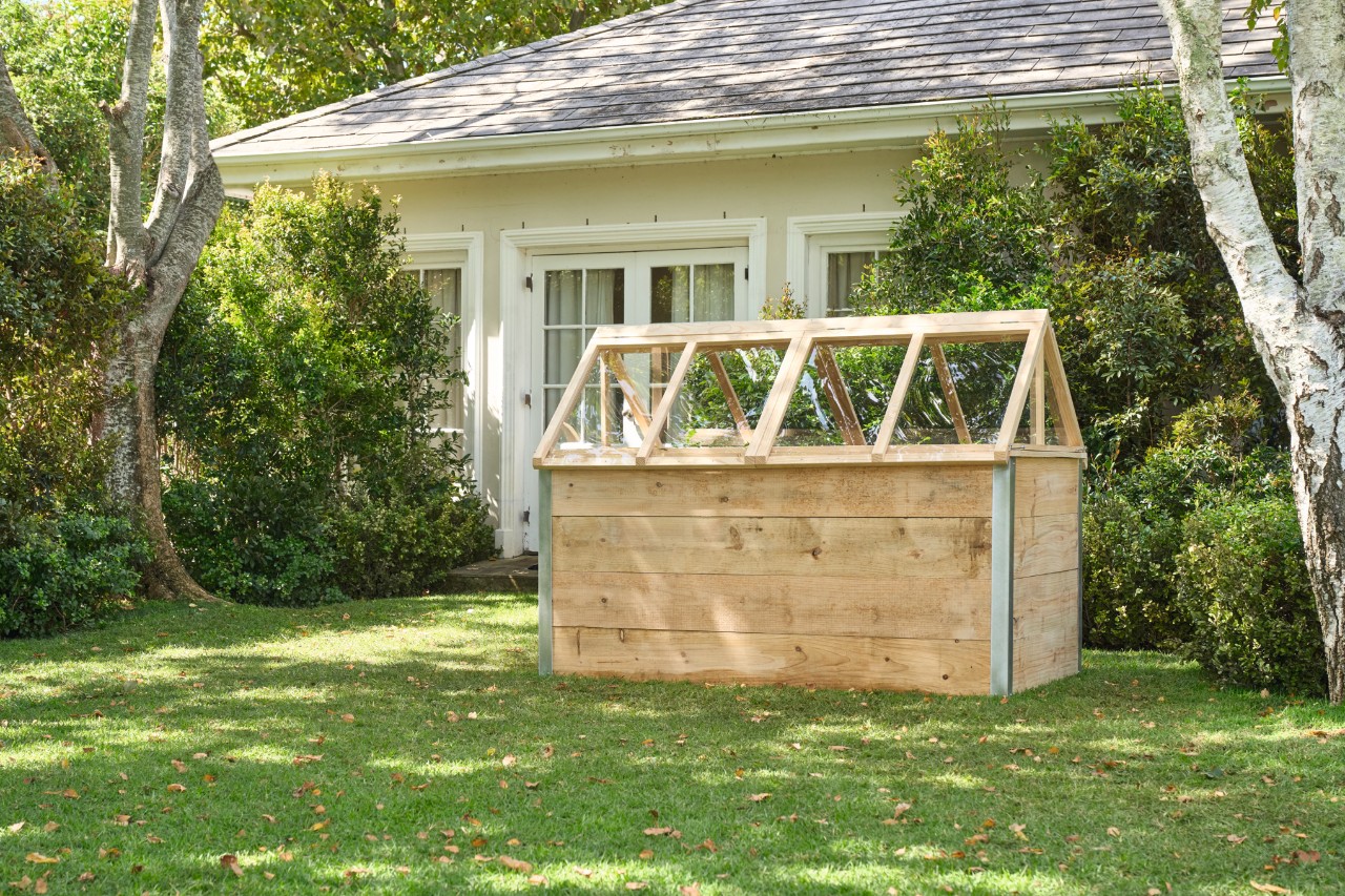 Potager surélevé dans un jardin avec couvercle construit soi-même