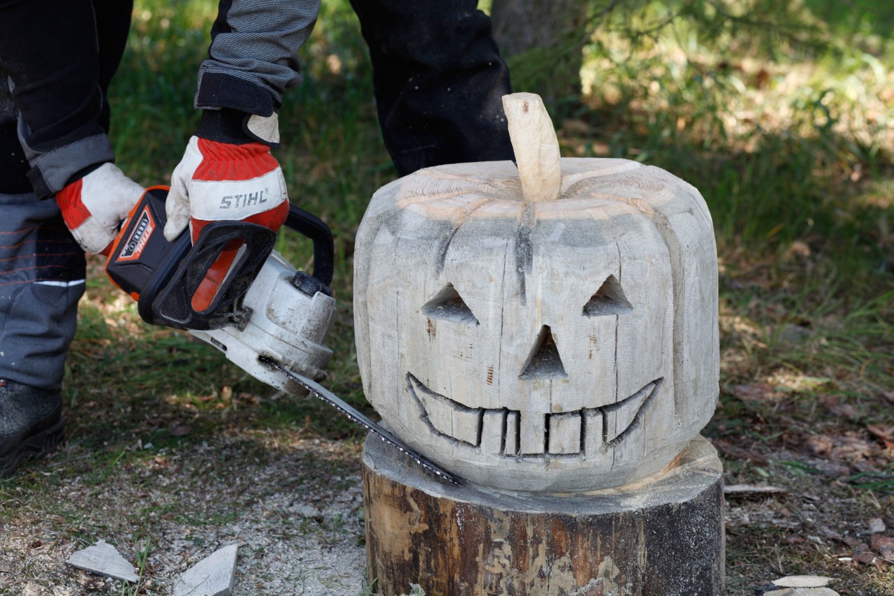 Une citrouille d’Halloween en bois sculptée avec une tronçonneuse STIHL MSA 140 C