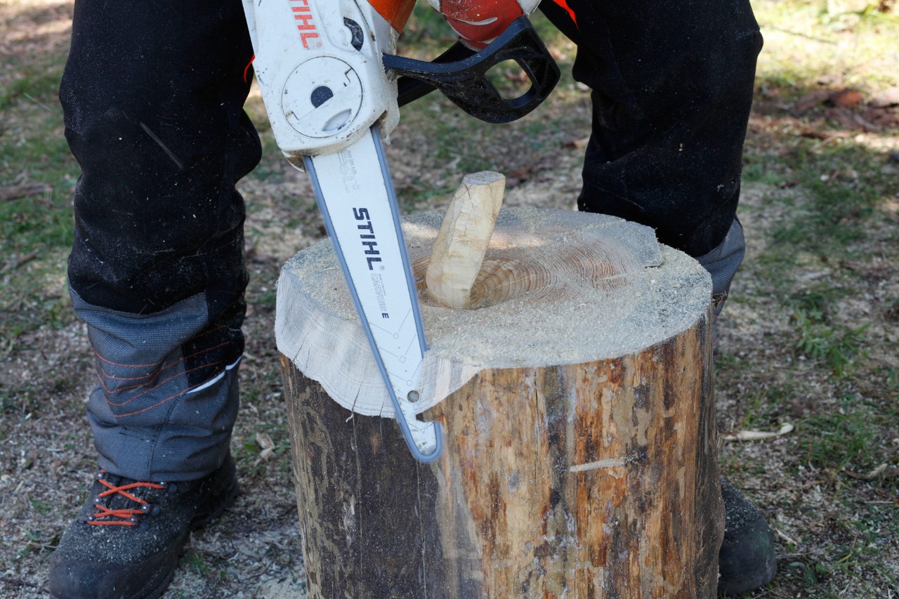 Bords supérieurs du rondin arrondis à l’aide d’une tronçonneuse STIHL MSA 140 C