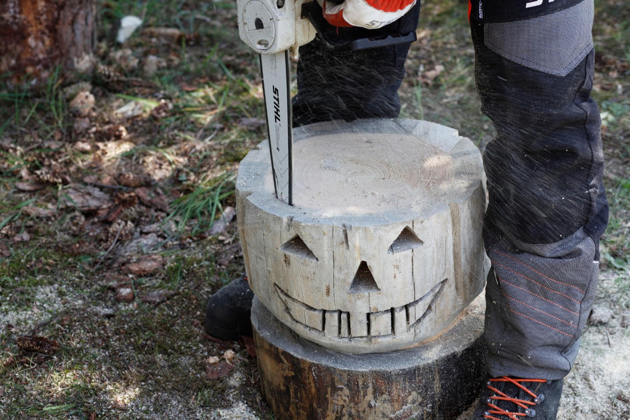 Une tronçonneuse STIHL MSA 140 C utilisée pour retirer le centre d’une citrouille en bois