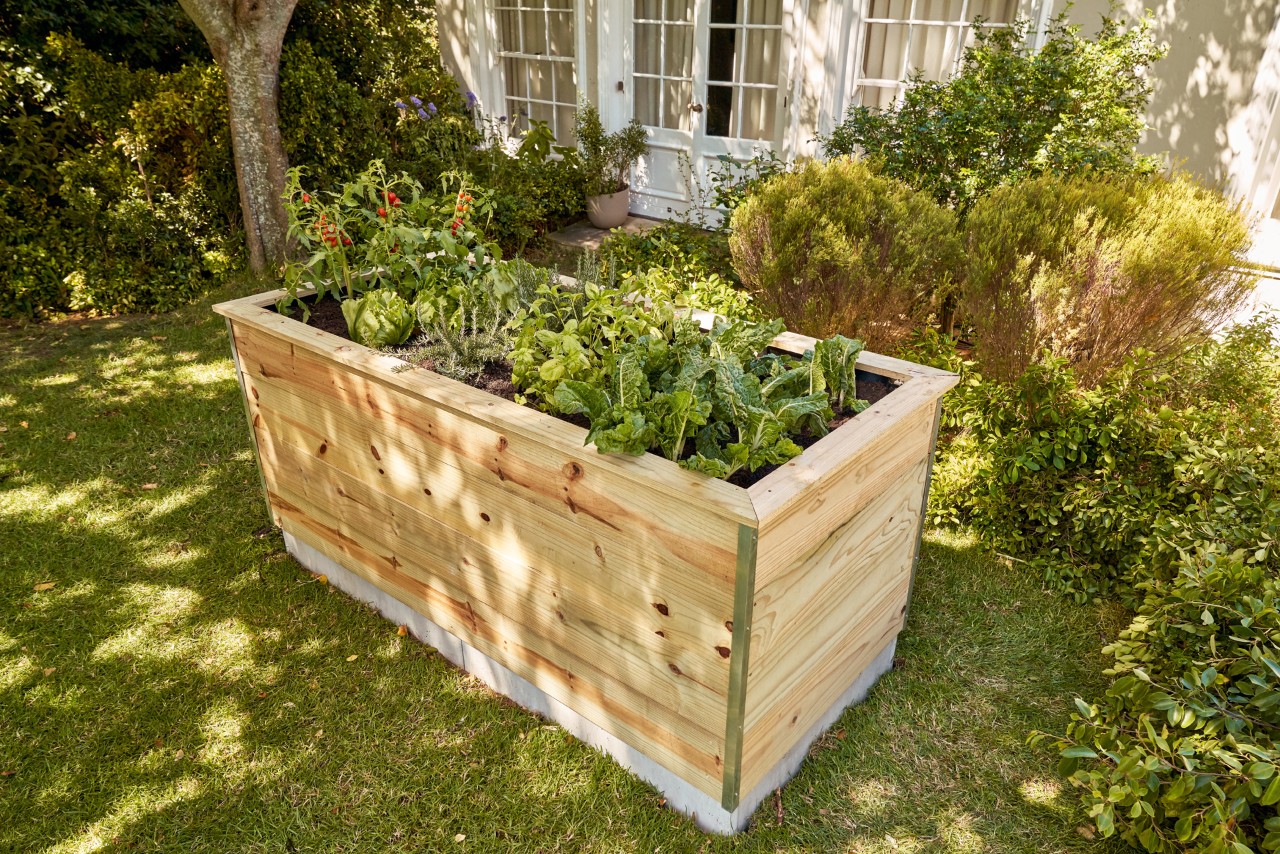 Un parterre surélevé fabriqué et déposé dans un jardin