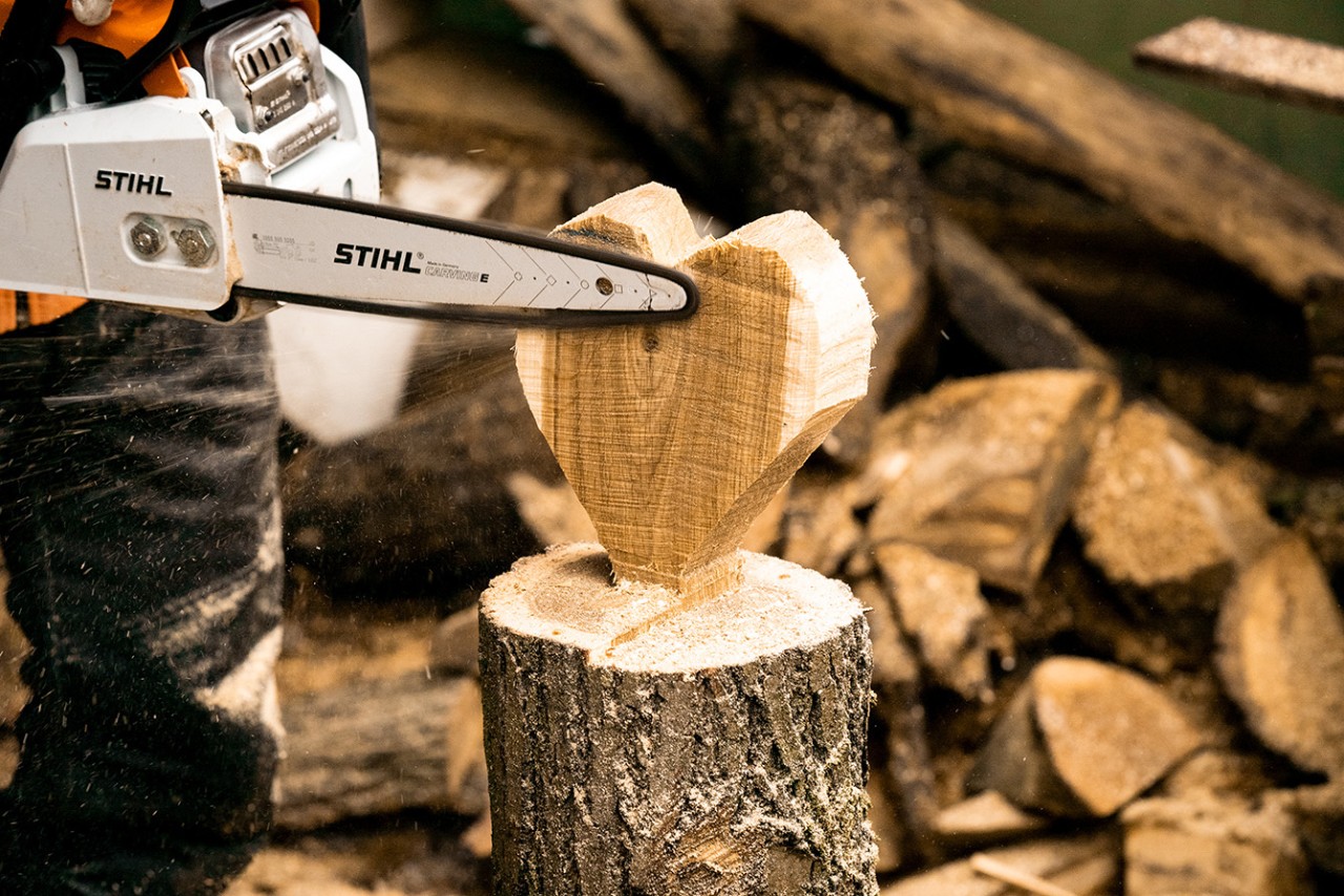 Sculpter un coeur en bois sur son socle : polissage des bords à l’aide d’une tronçonneuse thermique STIHL MS 170