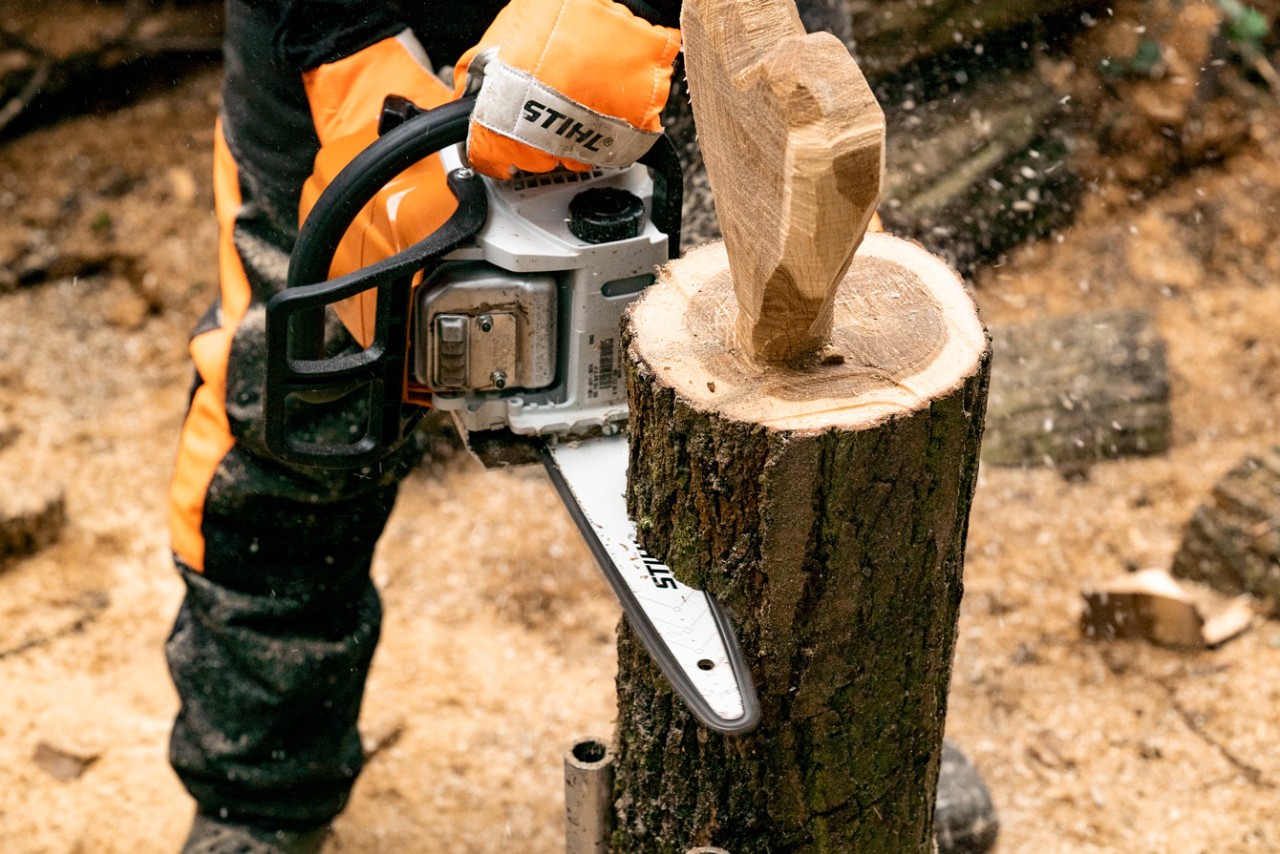 Faire un cœur en bois sur son socle : séparation du reste de la bûche à l’aide d’une tronçonneuse thermique STIHL MS 170