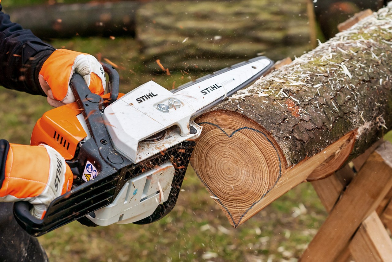 Faire une série de cœurs dans une même bûche : sculpture d’un cœur en bois avec une tronçonneuse thermique STIHL MS 170
