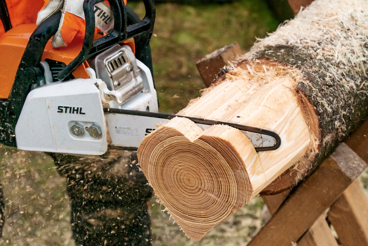 Faire une série de cœurs en bois : tranchage d’un cœur dans une bûche à l’aide d’une tronçonneuse thermique STIHL MS 170