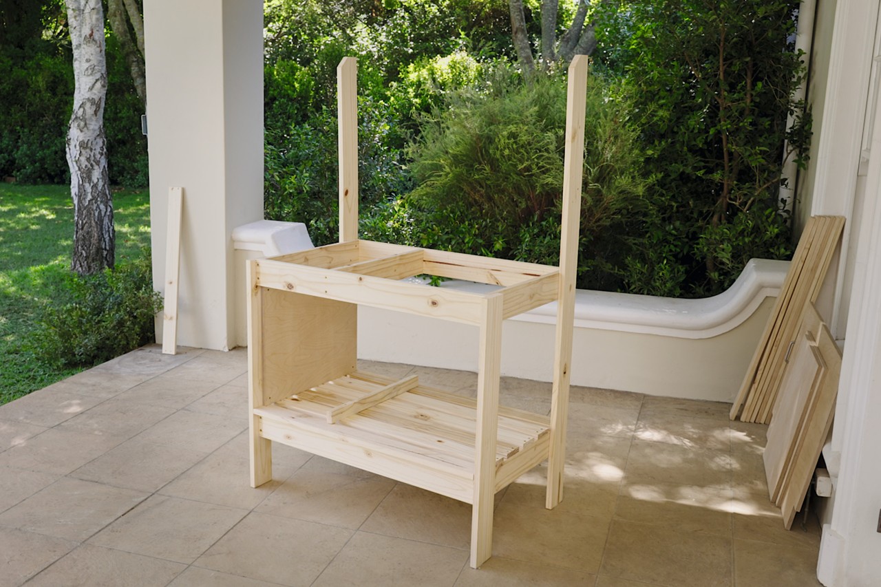 Table de jardinage avec traverse de fond qui vient d’être installée