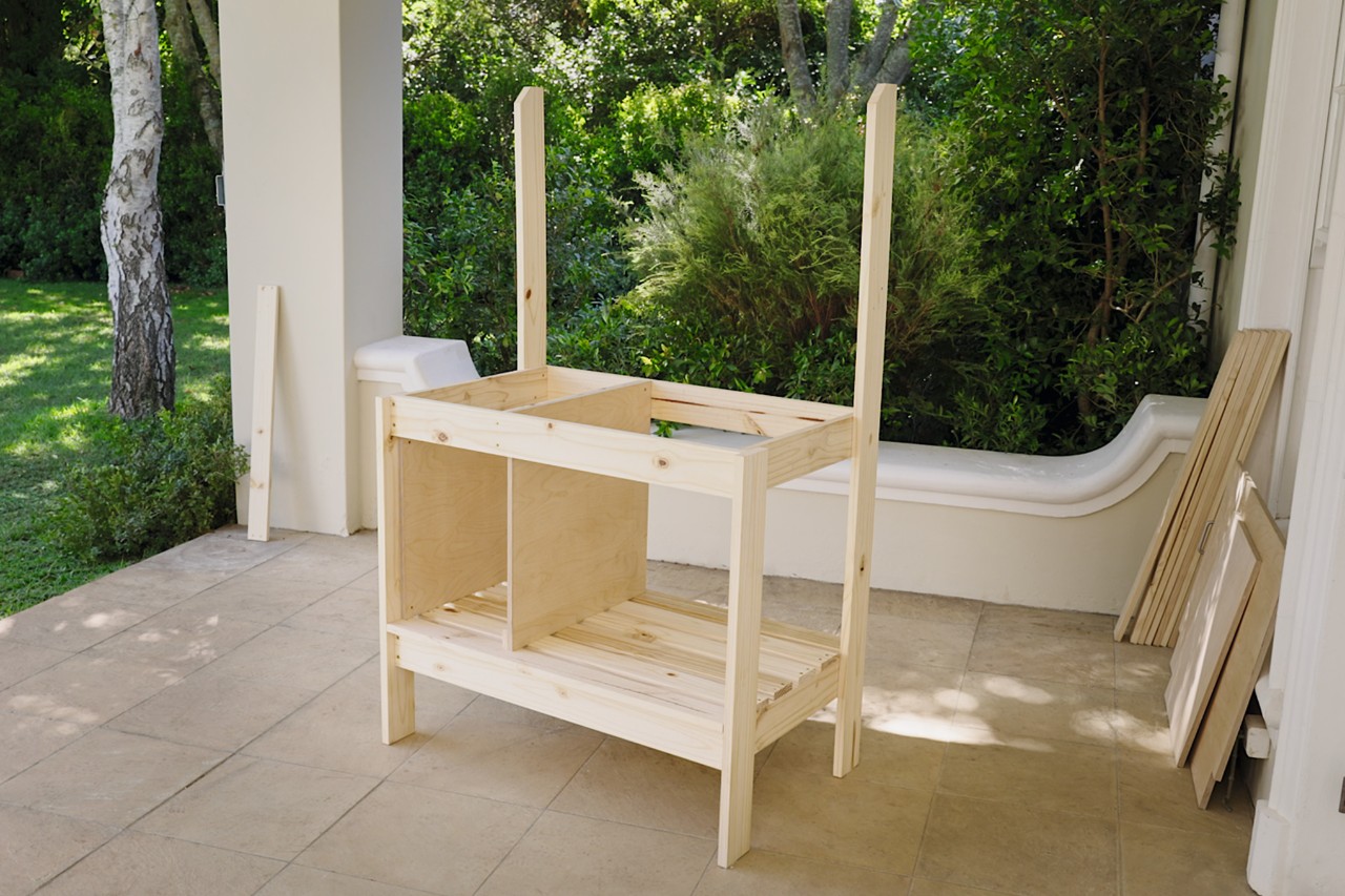 Table de jardinage avec une deuxième paroi latérale qui vient d’être vissée