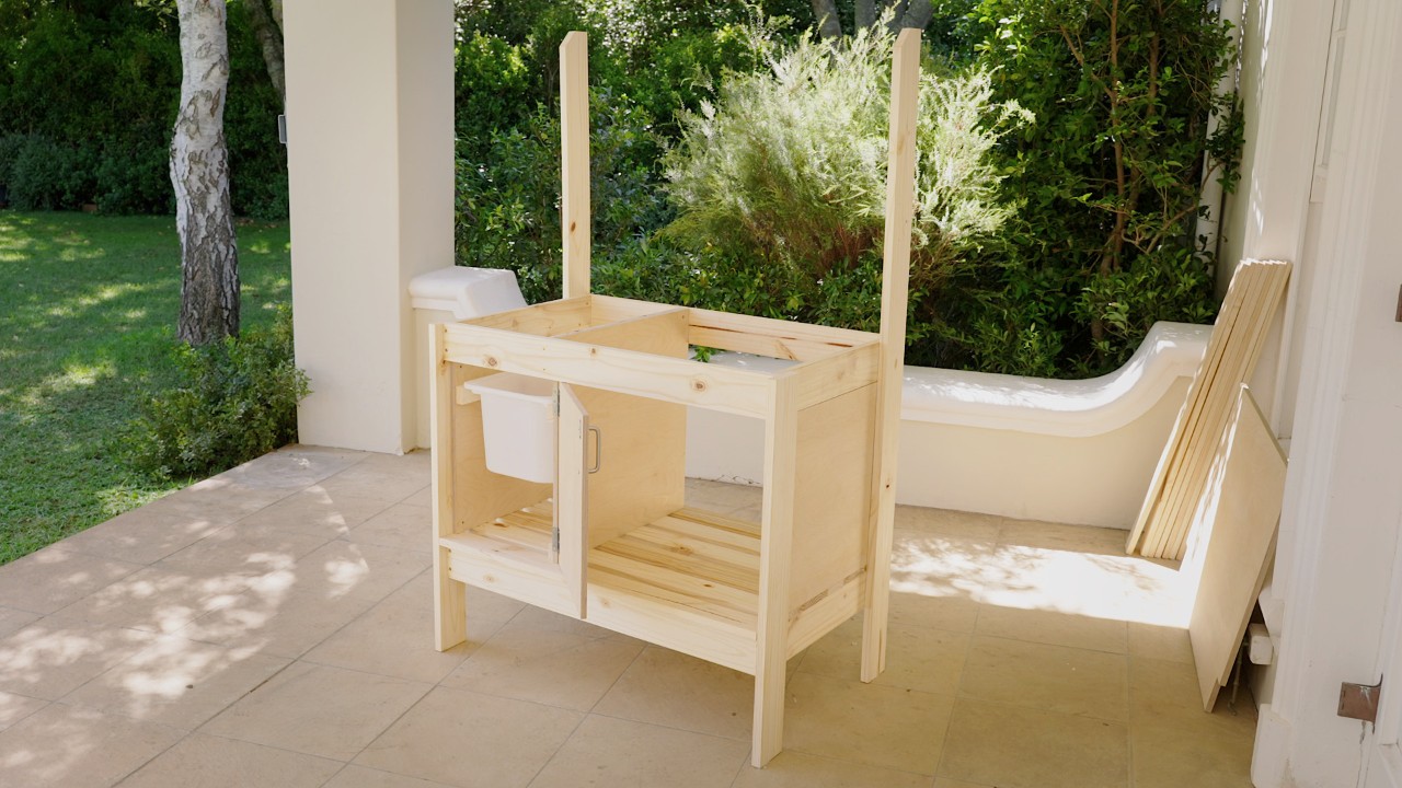 Table de jardinage avec corbeille à déchets qui vient d’être installée