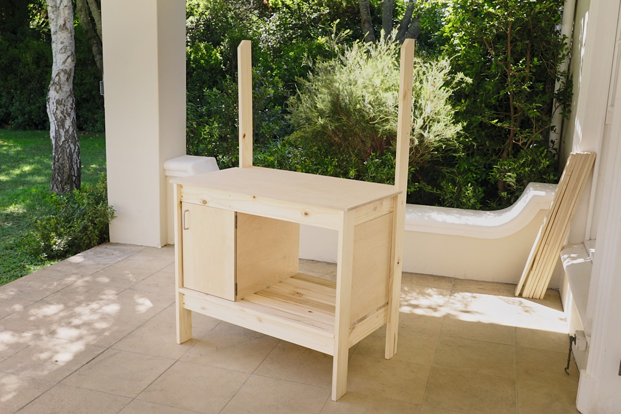 Table de jardinage avec porte et plan de travail qui viennent d’être installés