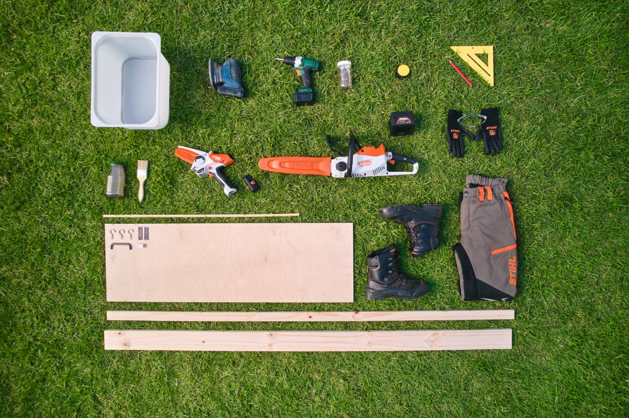 Tronçonneuse à batterie STIHL MSA 140 C et la scie de jardin STIHL GTA 26 pour la fabrication d’une table de jardinage