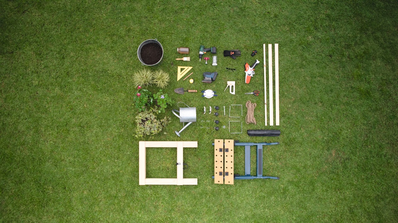 Prise de vue par drone du matériel et de l’équipement nécessaires à la construction d’une jardinière