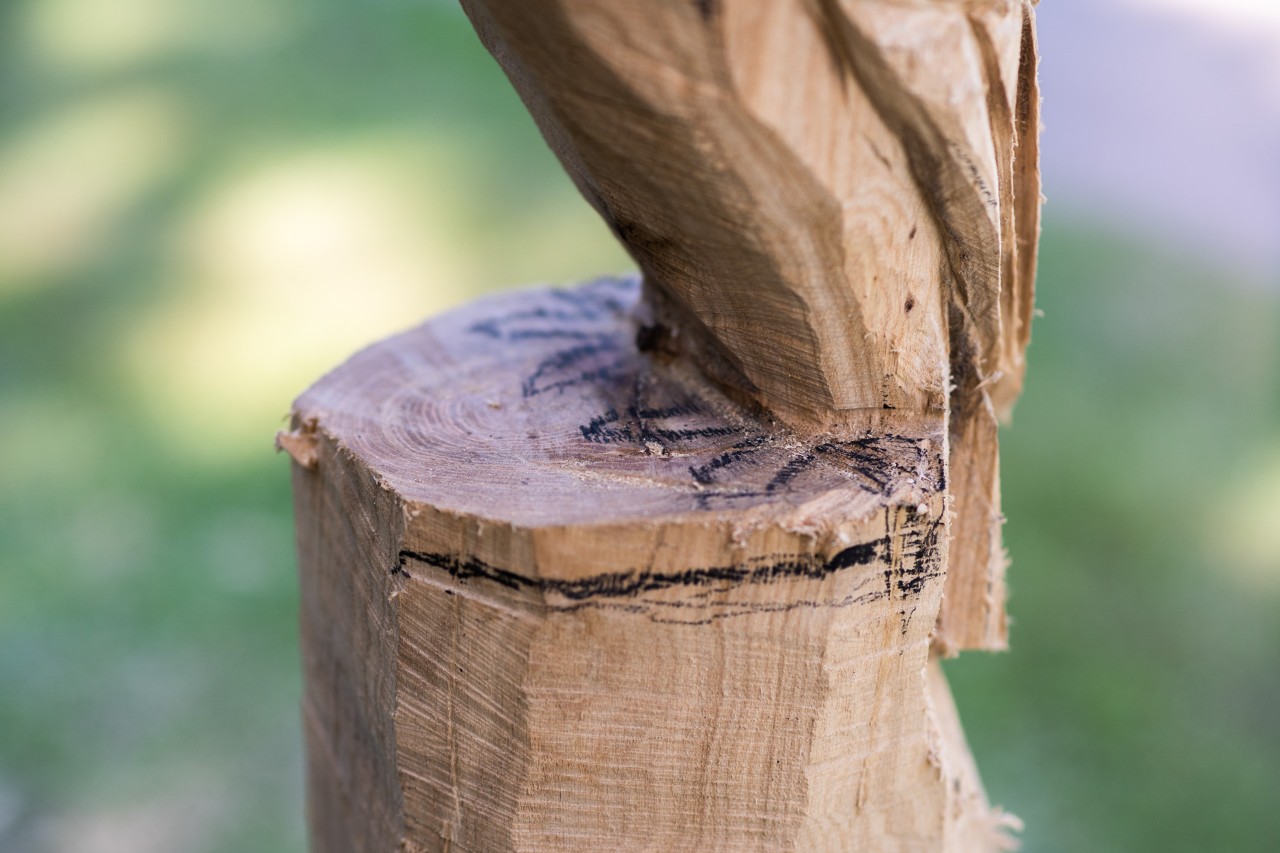 Sculpture hibou en bois en cours de réalisation : griffes dessinées sur la base de la sculpture