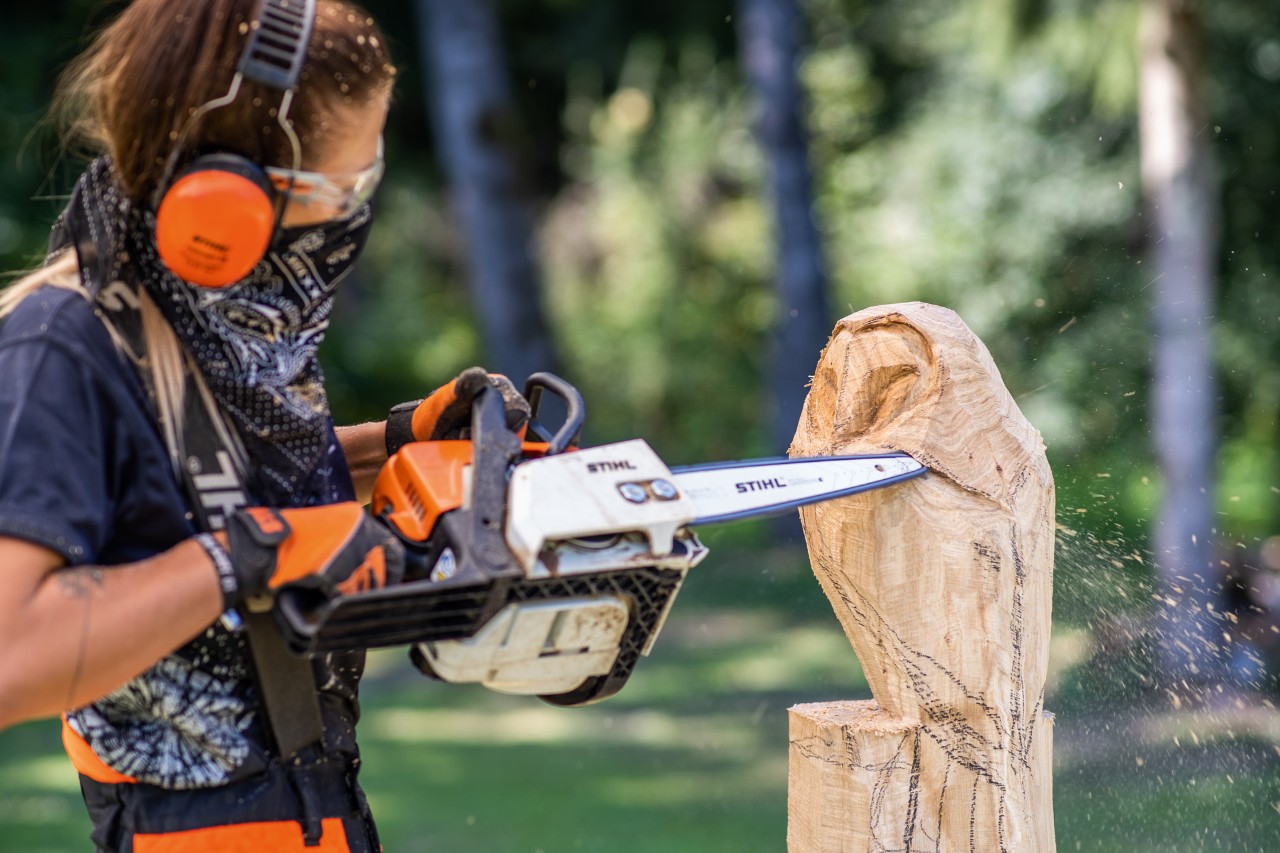 Réalisation d’une sculpture en bois hibou : élaboration des ailes avec une tronçonneuse STIHL avec kit de sculpture