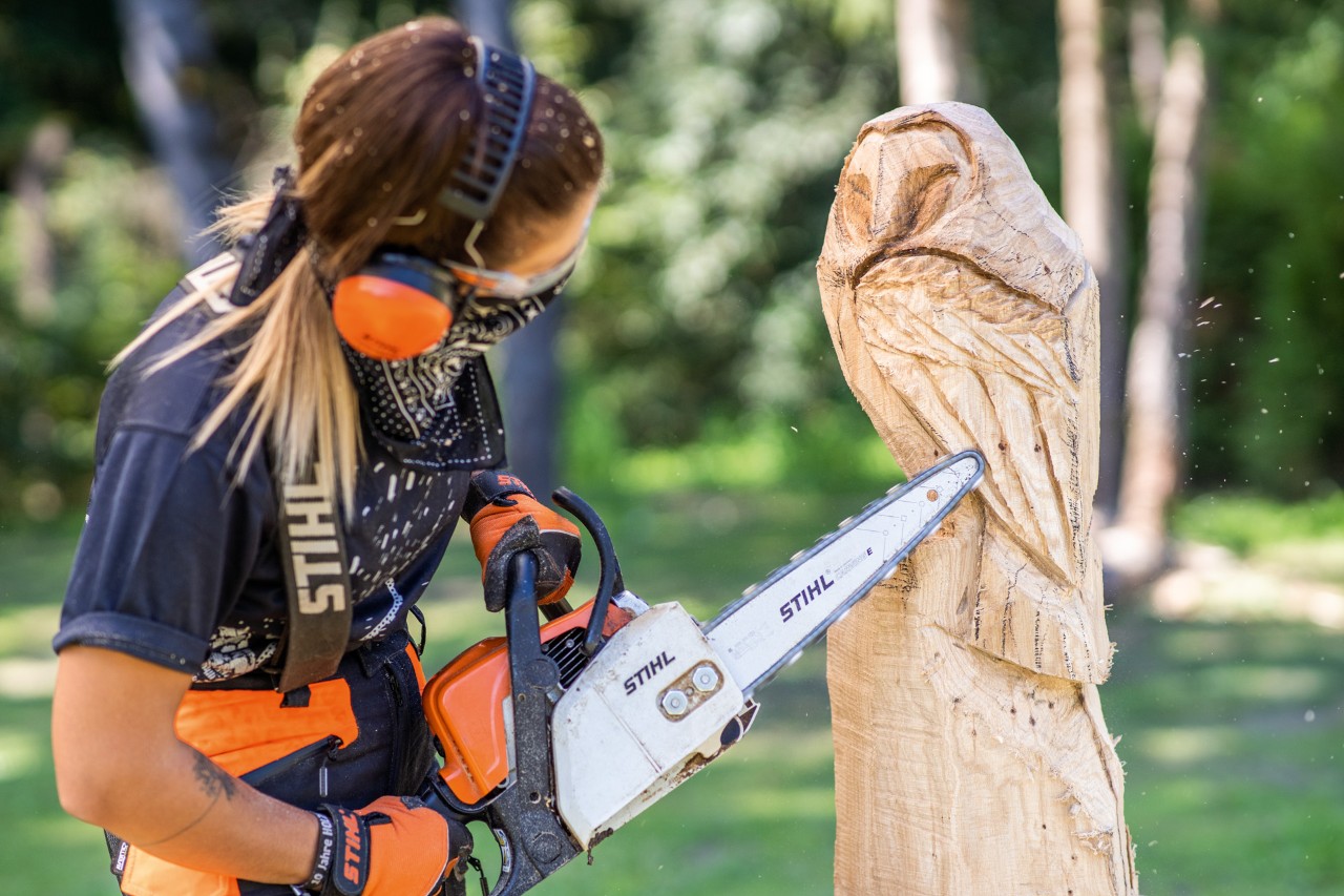 Réalisation d’une sculpture en bois hibou : sculpture des plumes avec une tronçonneuse STIHL et un kit de sculpture