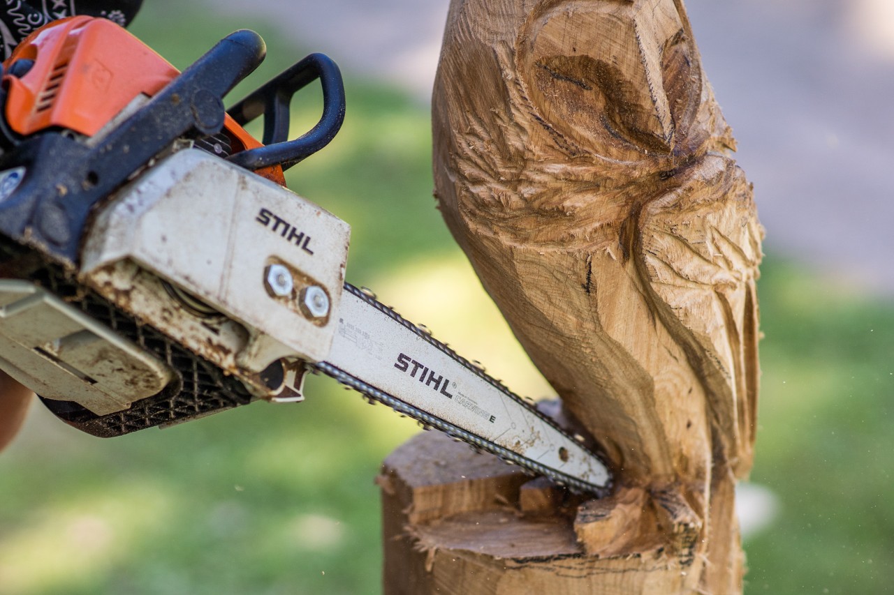 Réalisation d’une sculpture en bois hibou : sculpture des griffes à l’aide d’une tronçonneuse STIHL et kit de sculpture