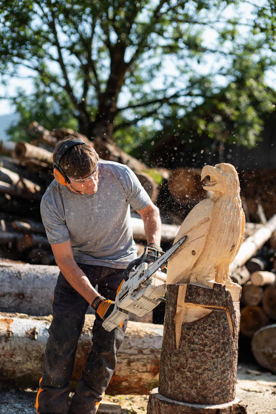 Utilisation d’une tronçonneuse STIHL MSE 190 C-B pour sculpter un oiseau en bois