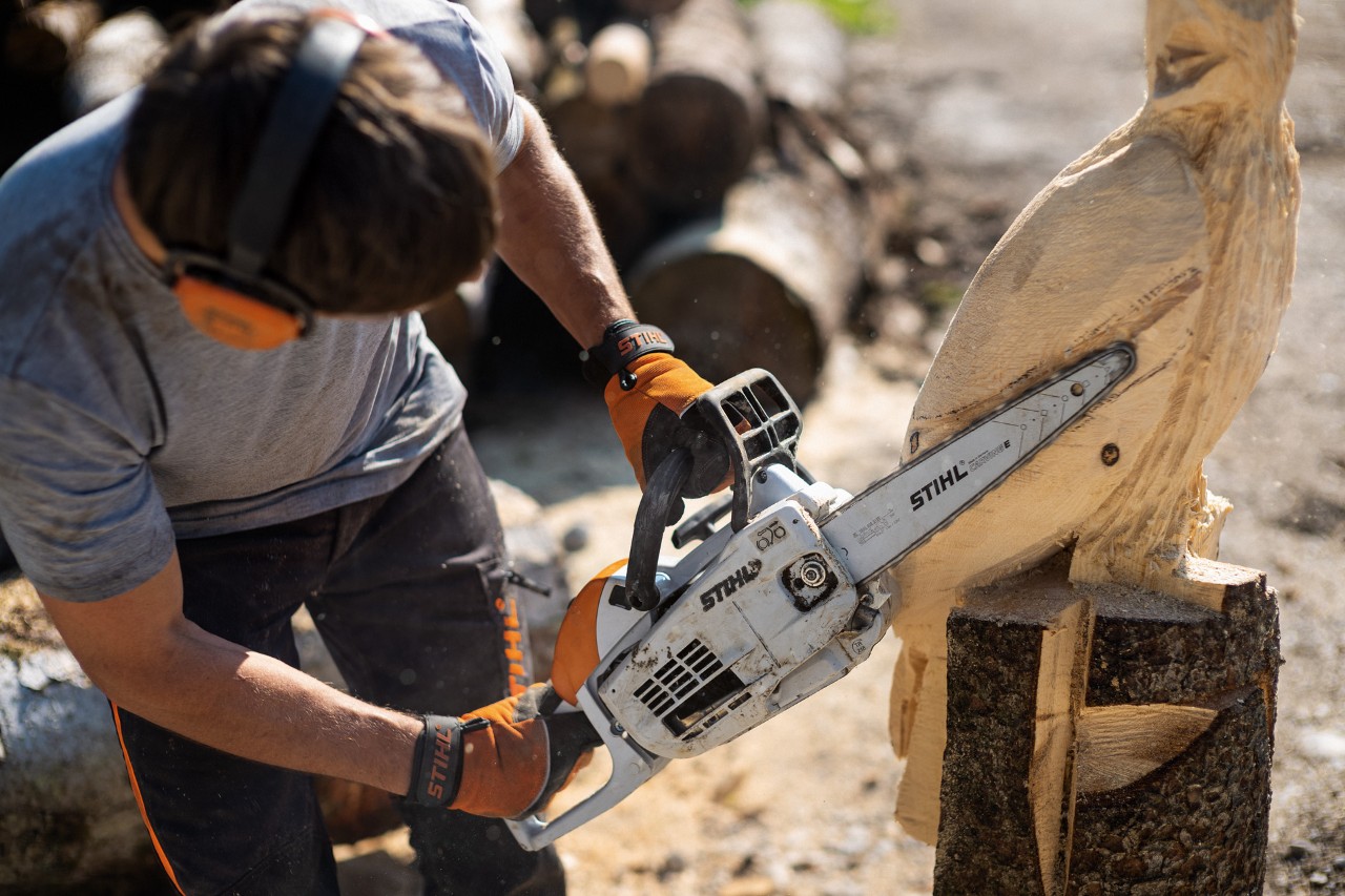 Utilisation d’une tronçonneuse STIHL MSE 190 pour sculpter les ailes d’un oiseau en bois