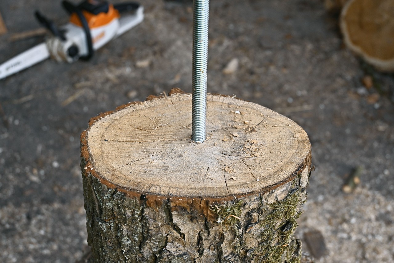 Gros plan sur le perçage d’une tige filetée dans une section d’arbre
