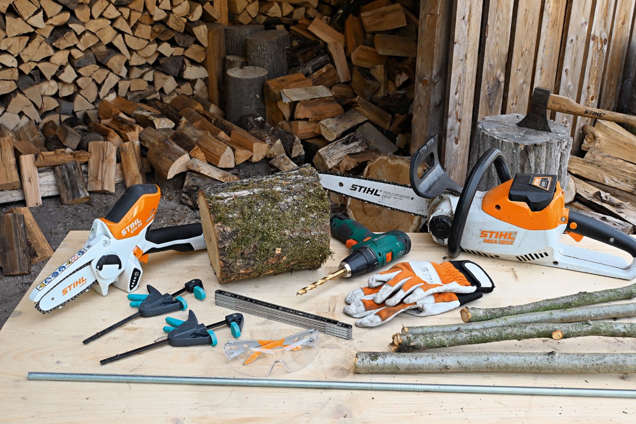 Tout pour un sapin de Noël en bois diy, tronçonneuse à batterie STIHL MSA 120, scie de jardin à batterie STIHL GTA 26 