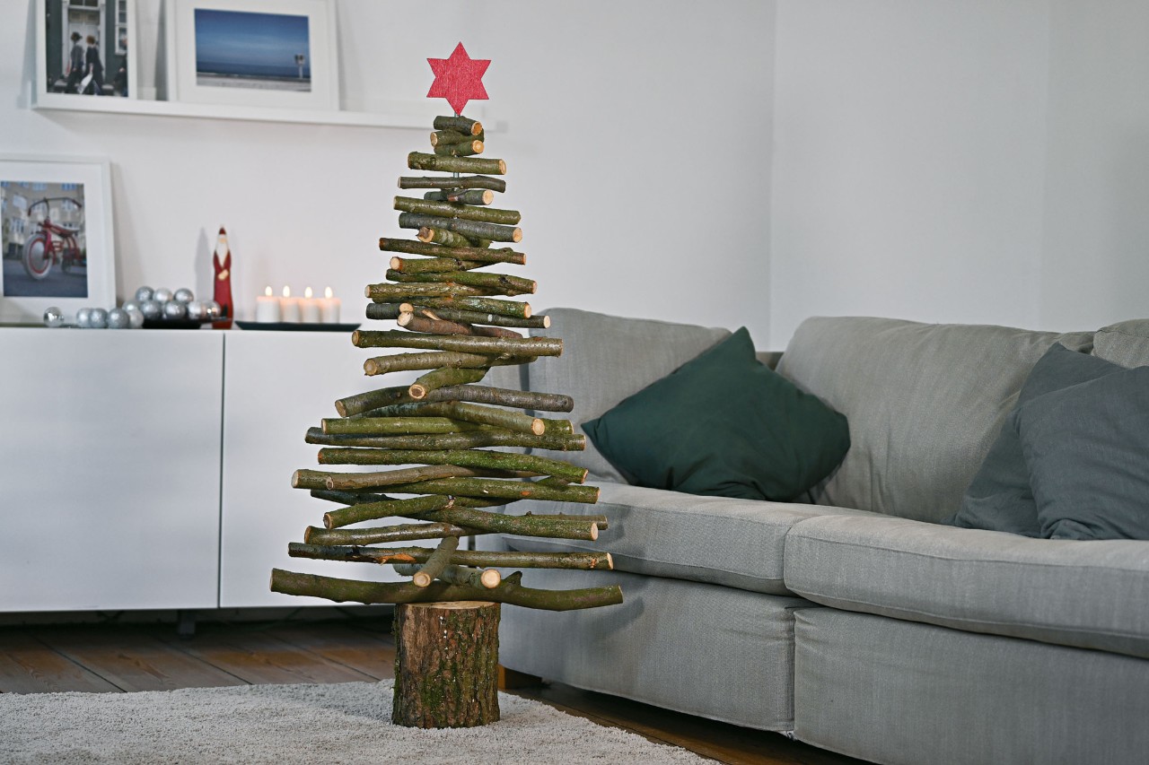 Sapin de Noël en bois fait maison dans un intérieur décoré pour Noël
