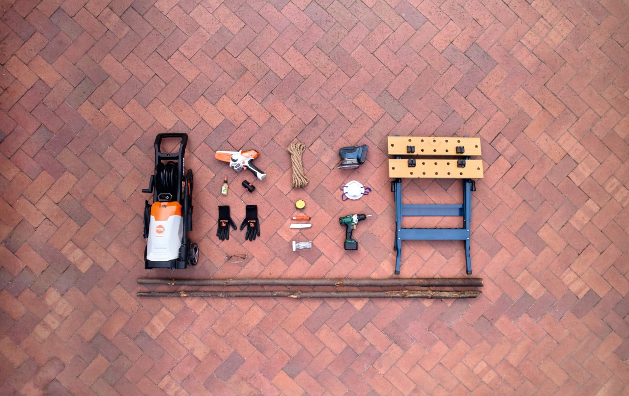 Matériel et outils pour fabriquer soi-même un portant à vêtements, par exemple le nettoyeur haute pression STIHL RE 100 et la scie de jardin STIHL GTA 26