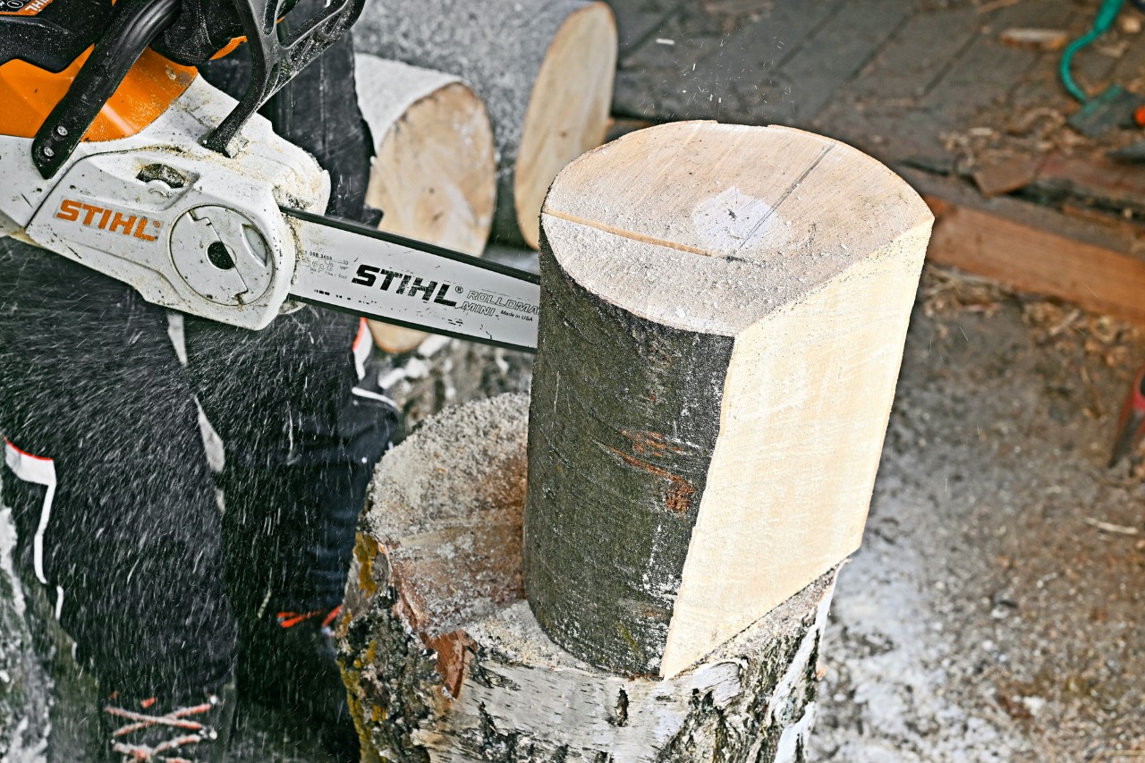 Fabriquer un porte-revues: un rondin à la verticale est découpé avec une tronçonneuse STIHL MSA 140 C
