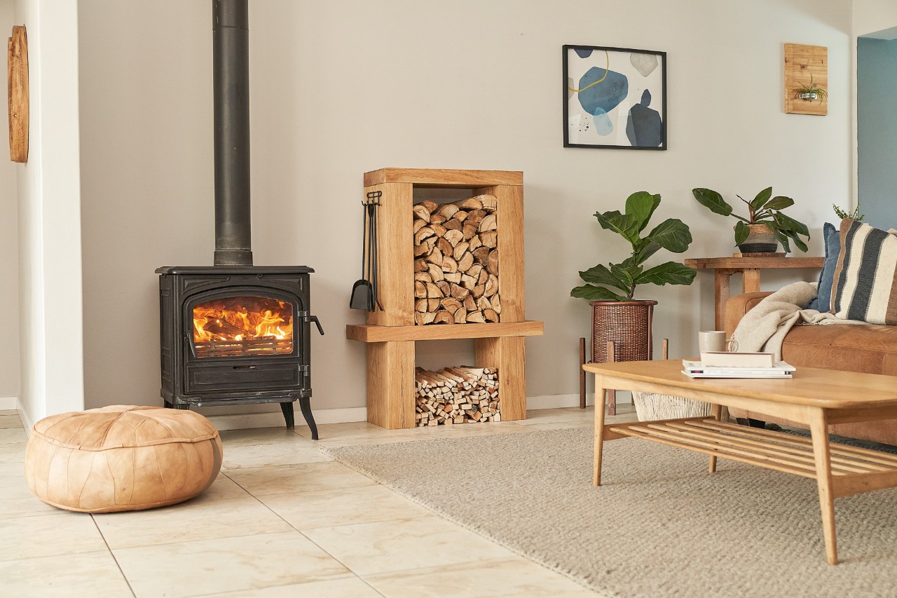 Intérieur meublé avec cheminée et bois de chauffage
