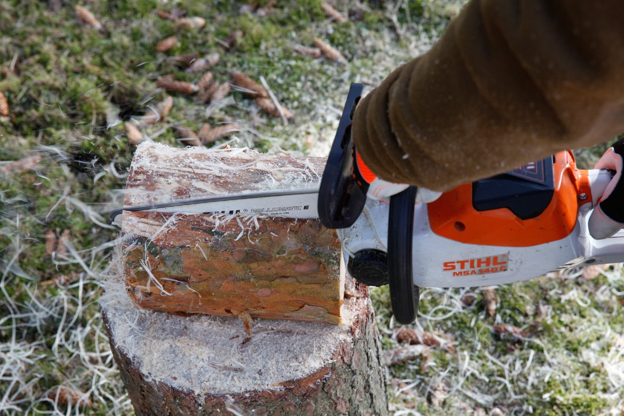 Faire une mangeoire à oiseaux : coupe dans la longueur réalisée dans un rondin avec une tronçonneuse STIHL MSA 140 C