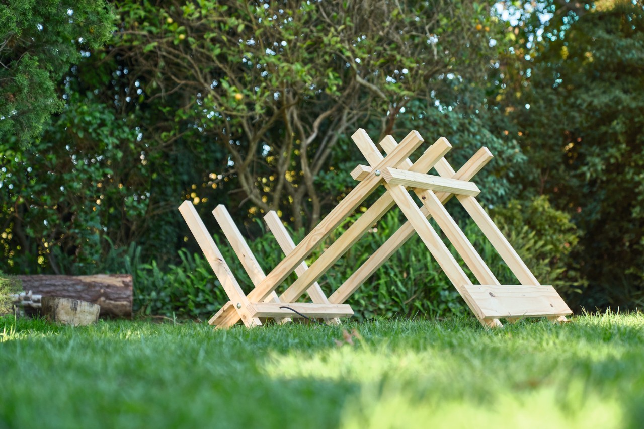 Chevalet de sciage artisanal en bois dans un jardin