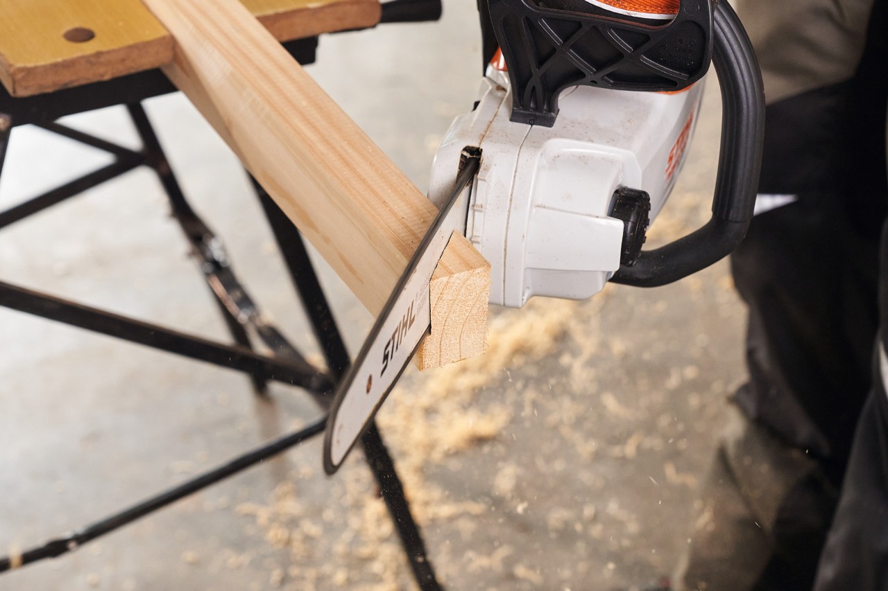 Bois d’équarrissage pour faire les pieds de la clôture brise-vue et coupé à l’aide de la tronçonneuse à batterie STIHL&nbsp;MSA&nbsp;140