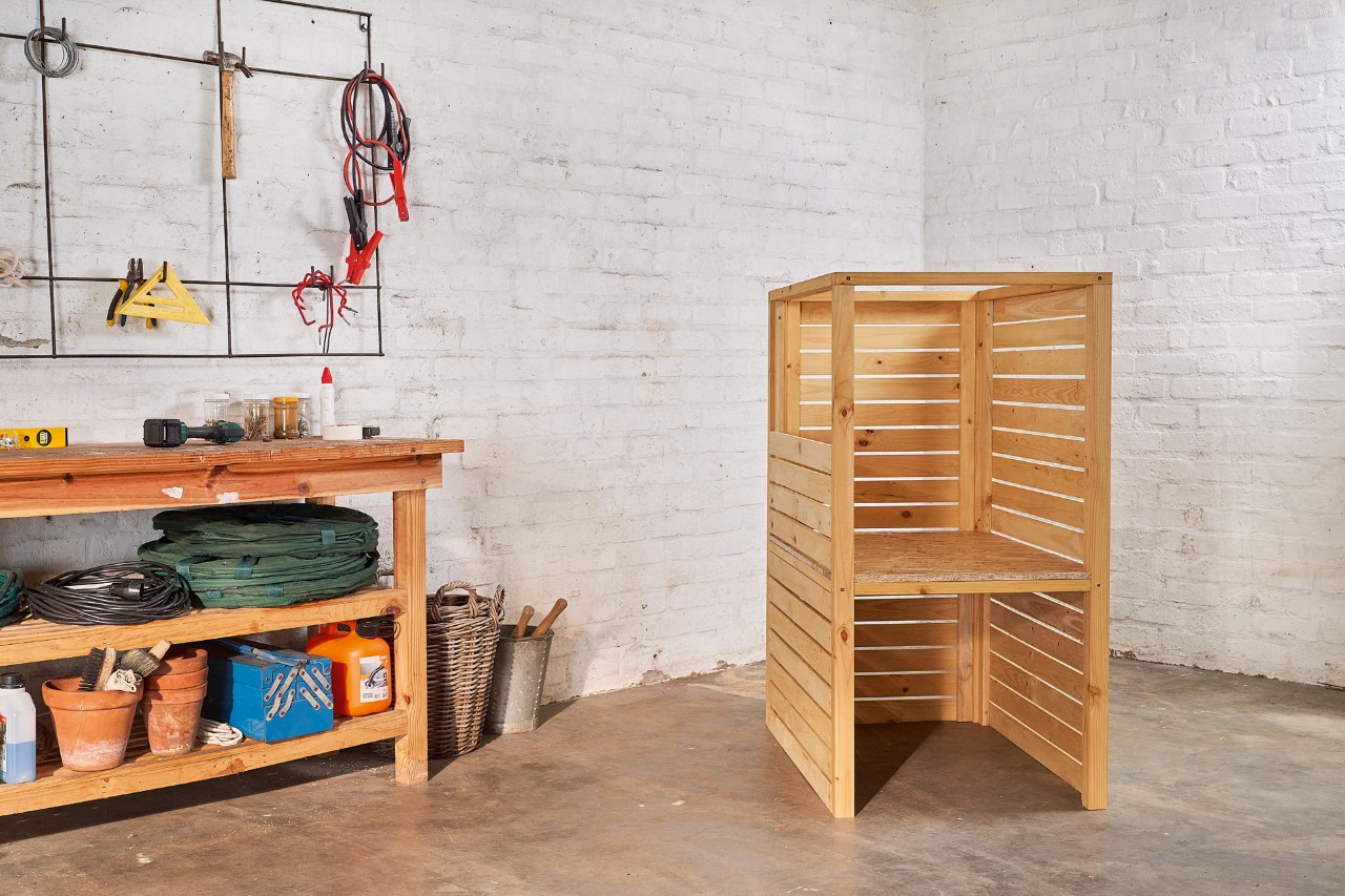 Le cadre de base d’un rangement pour tondeuse à gazon fabriqué soi-même dans un garage 