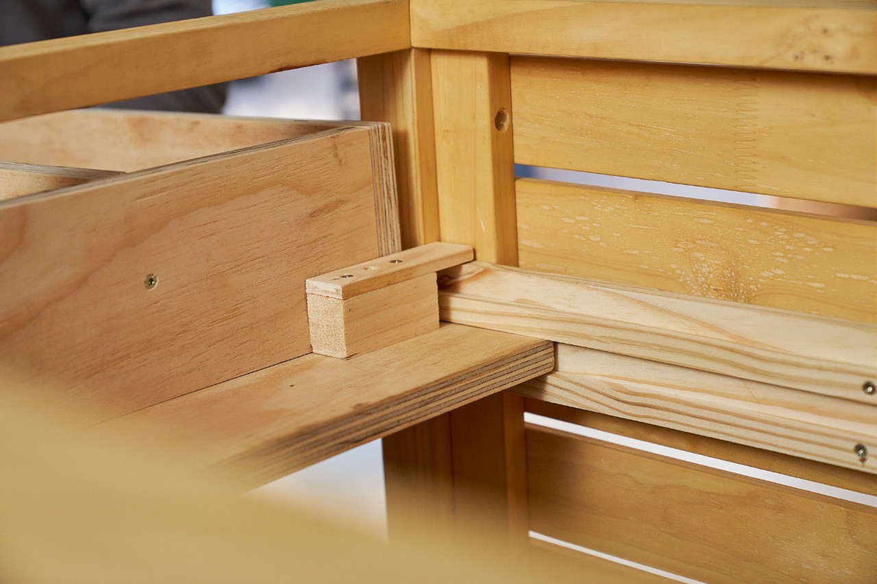 Tiroir avec butée pour rangement pour tondeuse à gazon fabriqué soi-même 