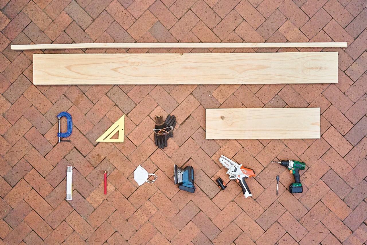Outils et accessoires pour faire un support mural pour outils de jardin comme la scie de jardin à batterie STIHL GTA 26