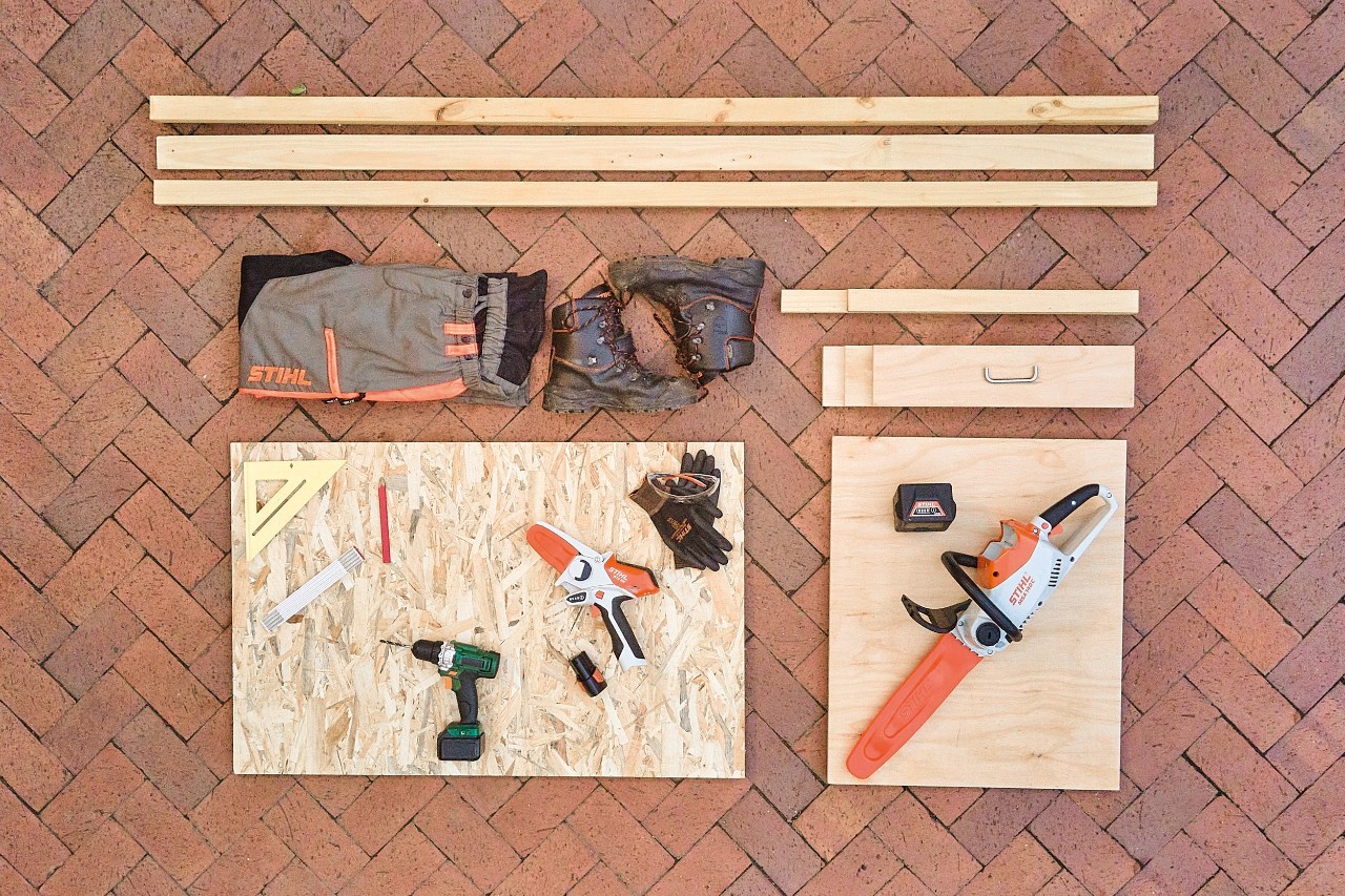 Support pour outils mural comme la scie de jardin à batterie STIHL GTA 26 et la tronçonneuse à batterie STIHL MSA 140 C