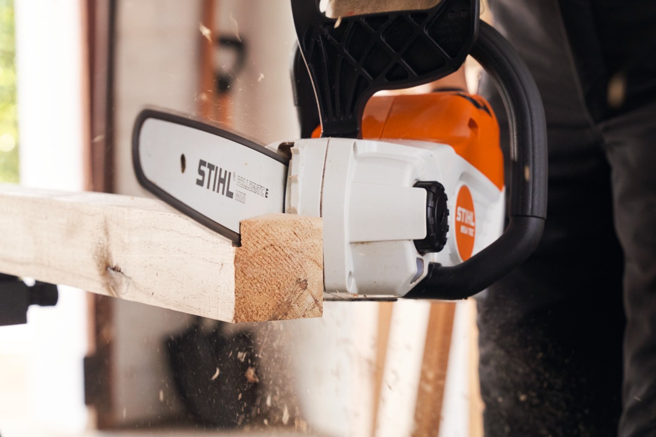 Gros plan sur la découpe des angles avec une tronçonneuse à batterie STIHL