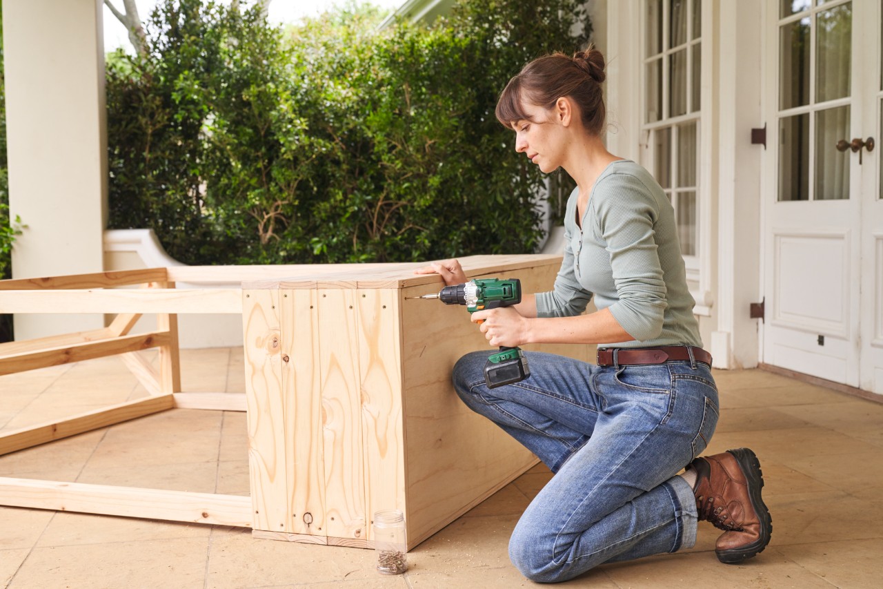 Femme sur une terrasse vissant le fond de la serre