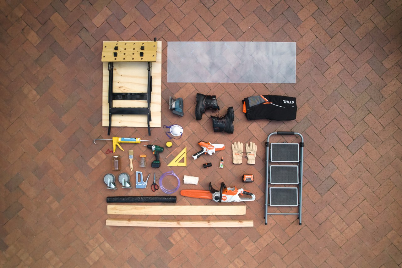 Un matériel et des outils bien triés pour construire soi-même un abri à tomates