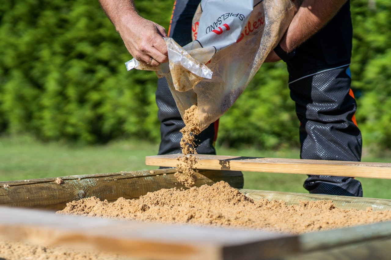 Remplissage d’un bac à sable en bois