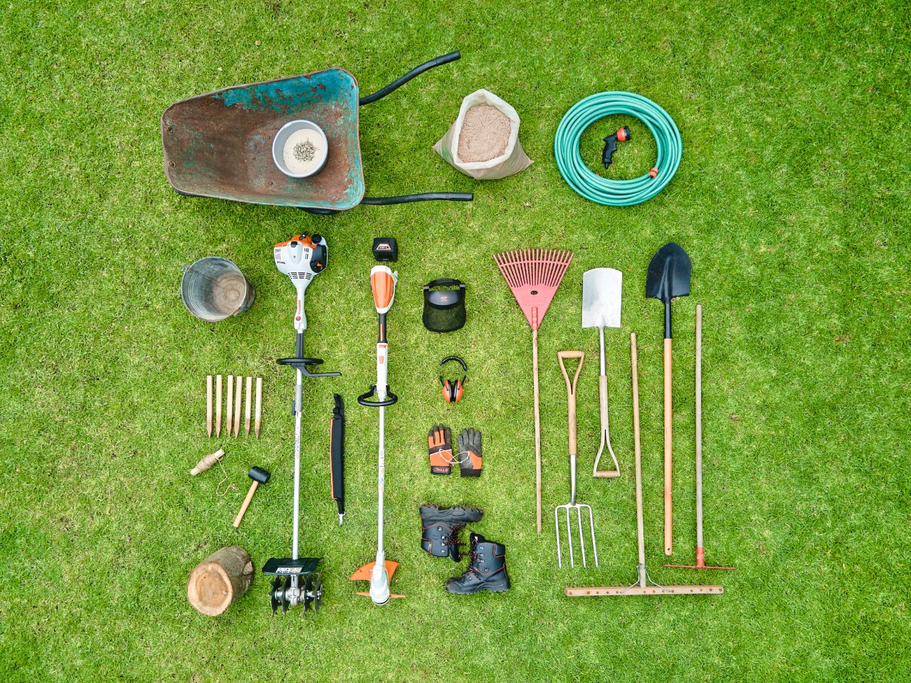 Outils et équipements utiles pour créer une prairie de fleurs sauvages, dont le coupe-bordure à batterie STIHL FSA&nbsp;57