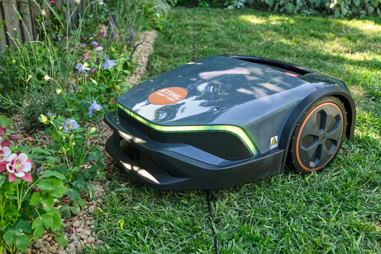 Le robot de tonte STIHL iMOW® 7 EVO passe sur la pelouse pour tondre