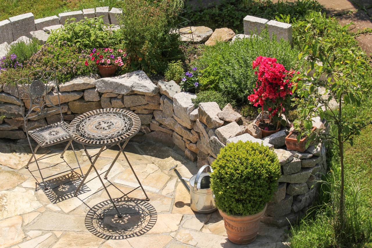 Jardin en pente méditerranéen avec terrasse et mobilier de jardin