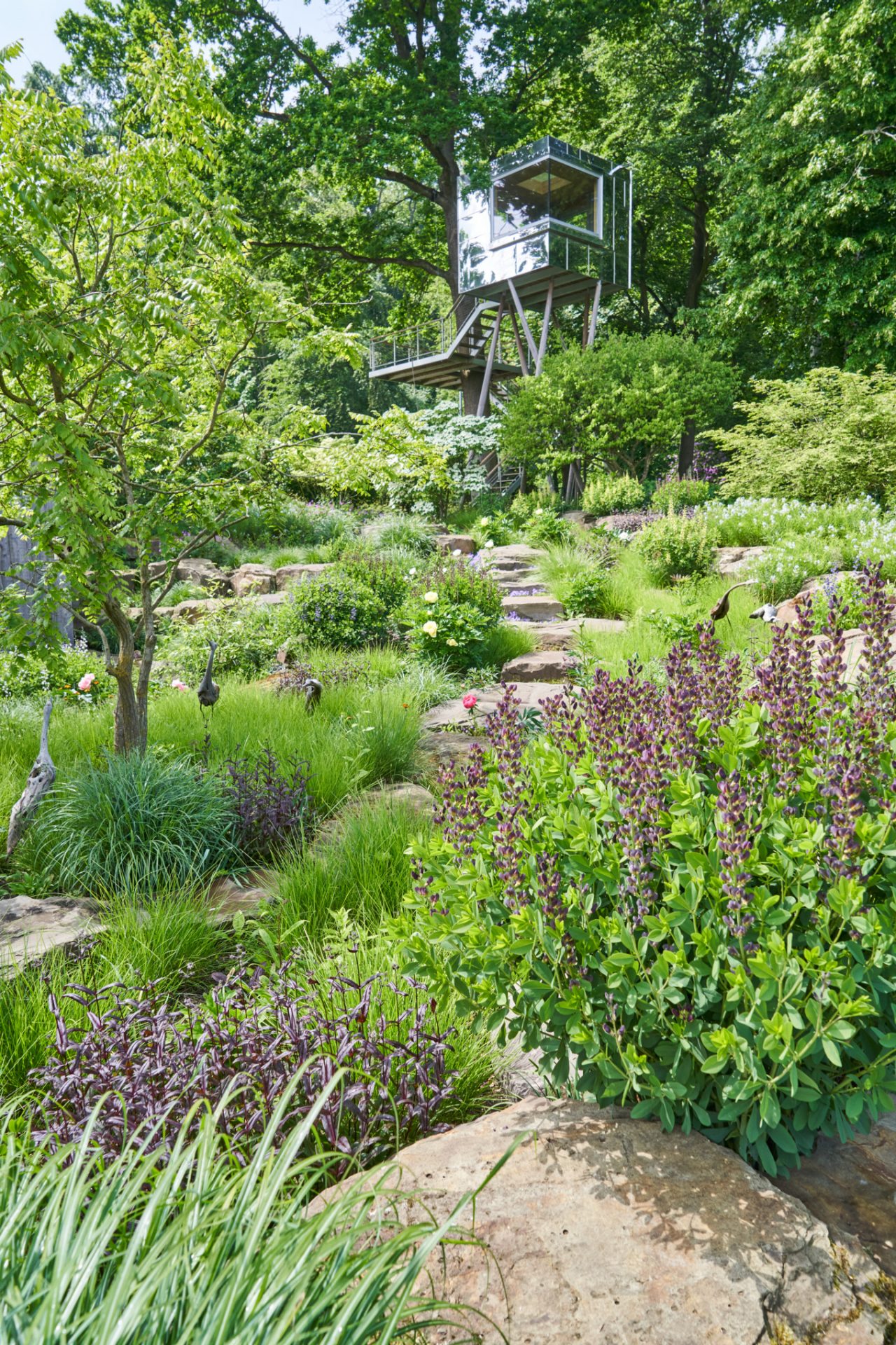 Jardin en pente avec un point de vue artificiel