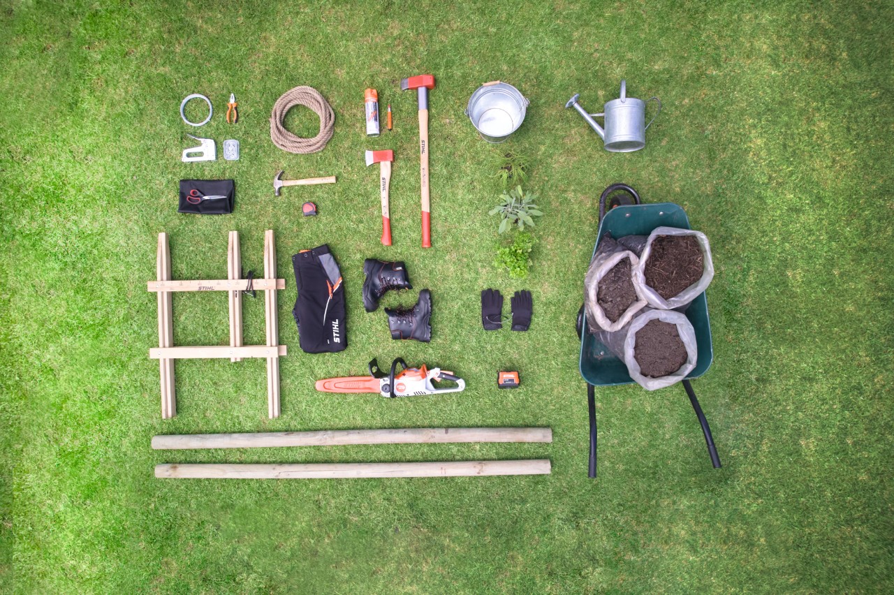Les outils pour construire une spirale aromatique sont prêts sur la pelouse