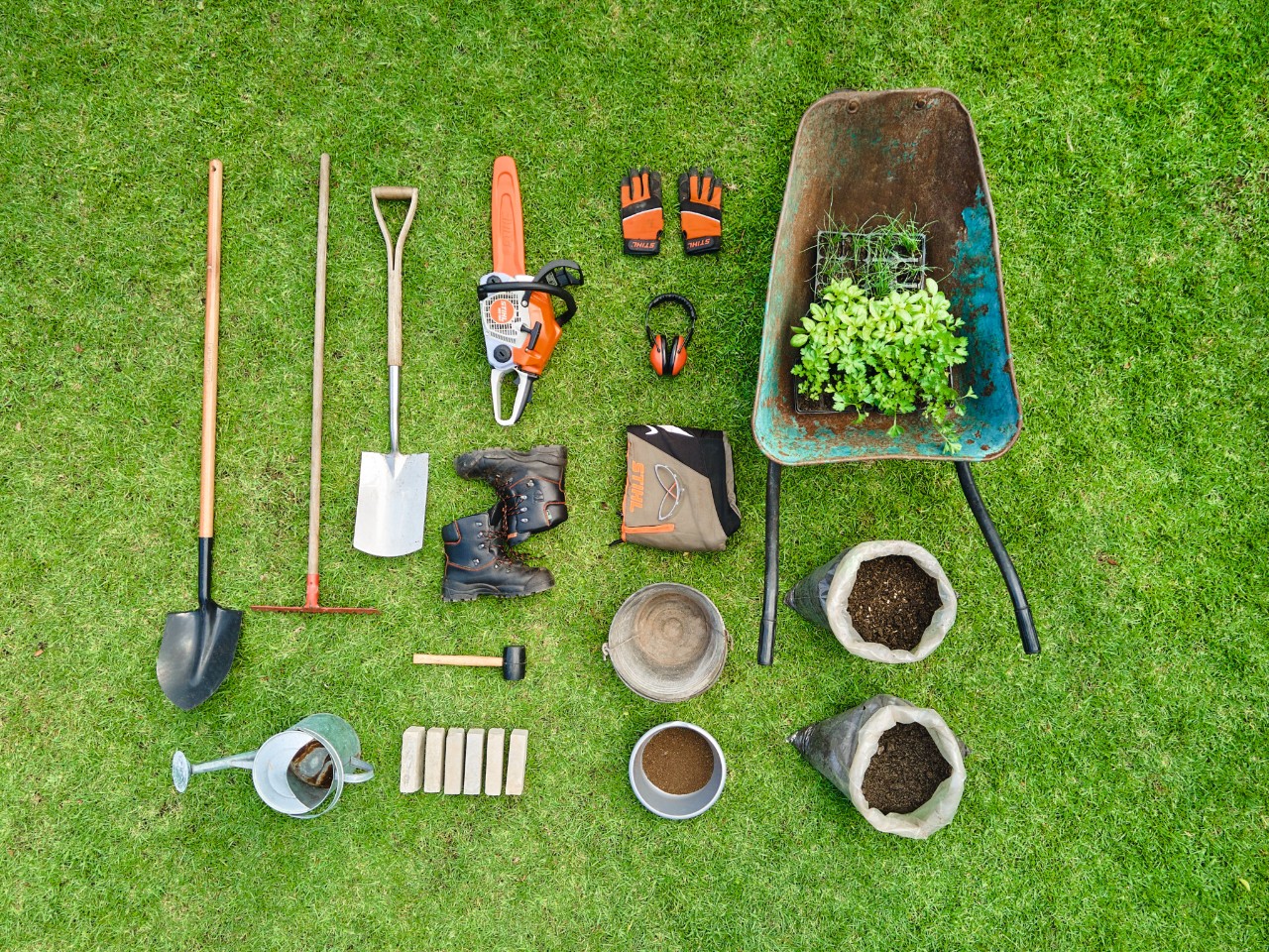 Les matériaux et les outils nécessaires pour retirer une souche d’arbre sont posés sur une pelouse