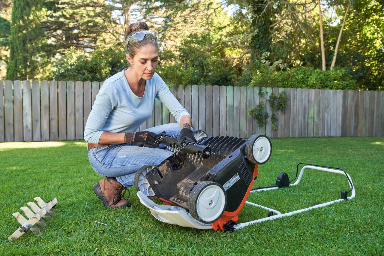 Femme remplace l’unité de scarification de l’aérateur de pelouse sans fil STIHL RLA 240