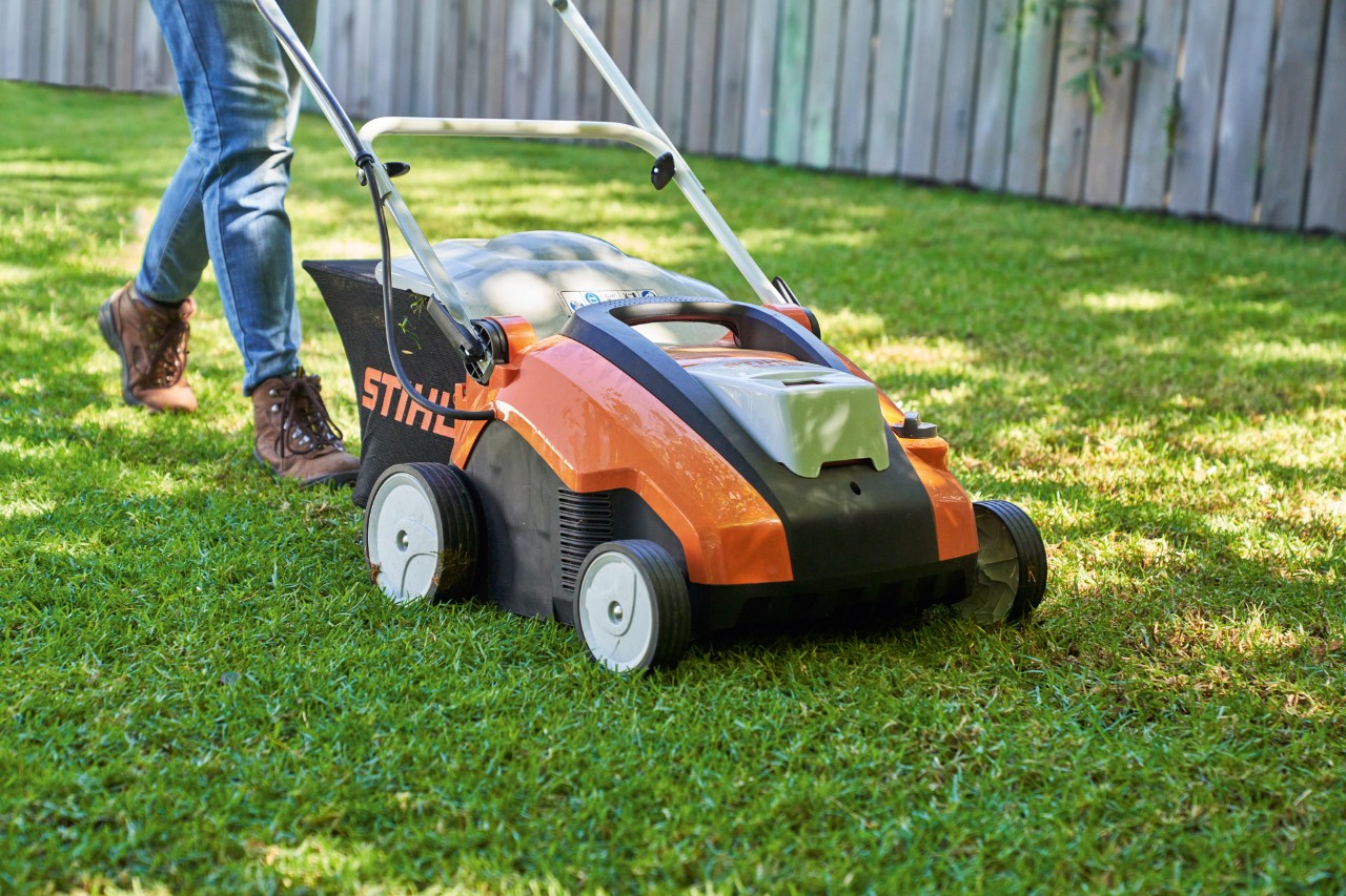 Aérateur de pelouse sans fil STIHL RLA 240 lors de l’aération d’une pelouse verte
